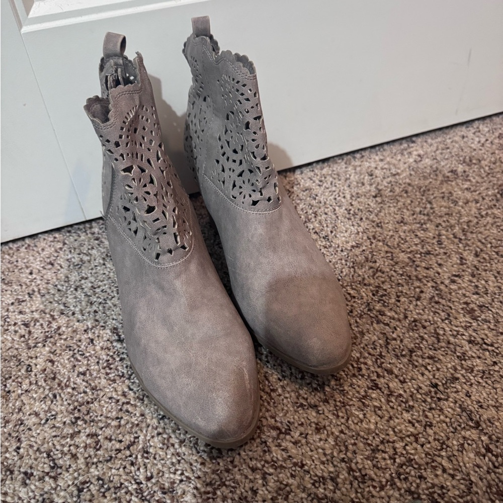Elegant Gray Ankle Boots